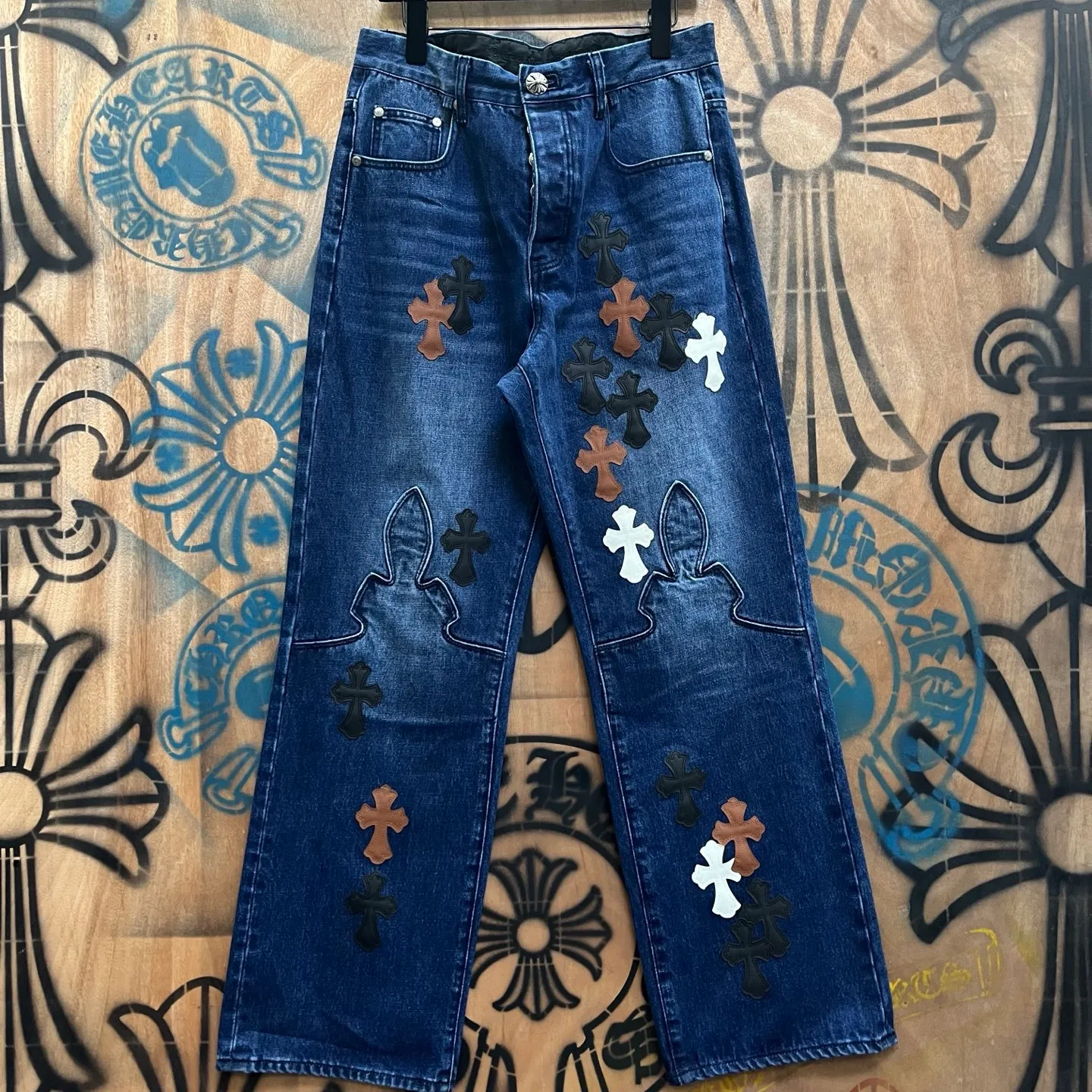 P720 Chrome Hearts Limited Series New City Limited Jeans Chrome Hearts City Limited Jeans vintage levis American made 501 505 517 base version remake Levis American made 501 base version Imported sheepskin 925 silver remake Customers provide waist and trousers length or height and weight The studio will select the most suitable base version for you to remake There are many people doing remakes in the market Don’t belittle or comment The difference is visible to the naked eye See more and compare for yourself #CHROME HEARTS Unisex style